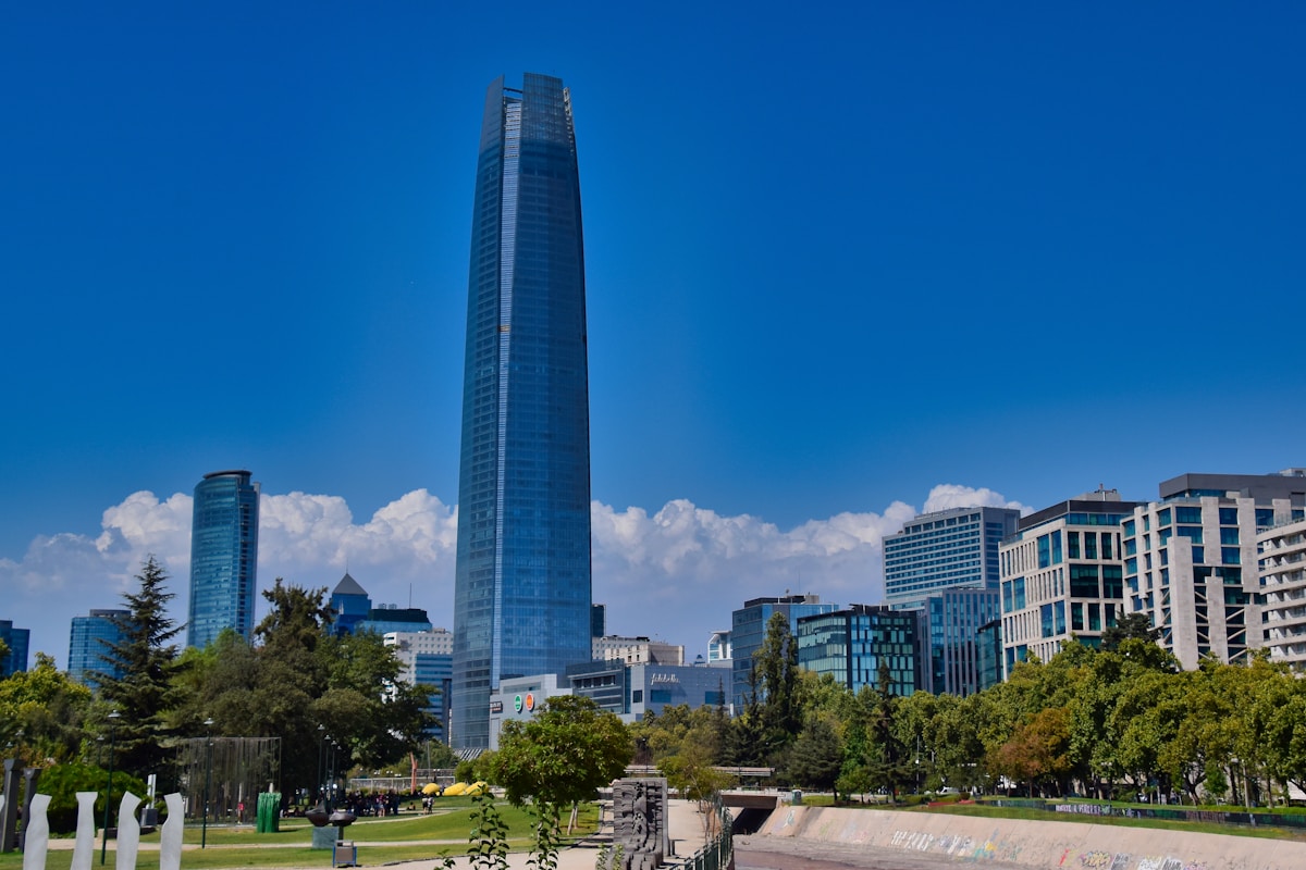 Horizonte de Santiago de Chile — skyline de la ciudad con edificios modernos y los Andes al fondo